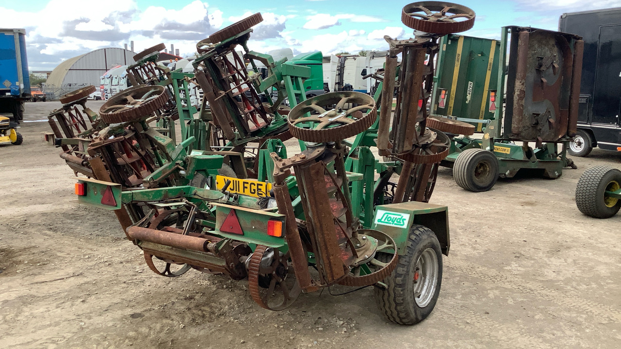 LLOYDS LEDA TRAILED 7 GANG FAIRWAY MOWER - Construction equipment: picture 4 LLOYDS LEDA TRAILED 7 GANG FAIRWAY MOWER - Construction equipment: picture 4