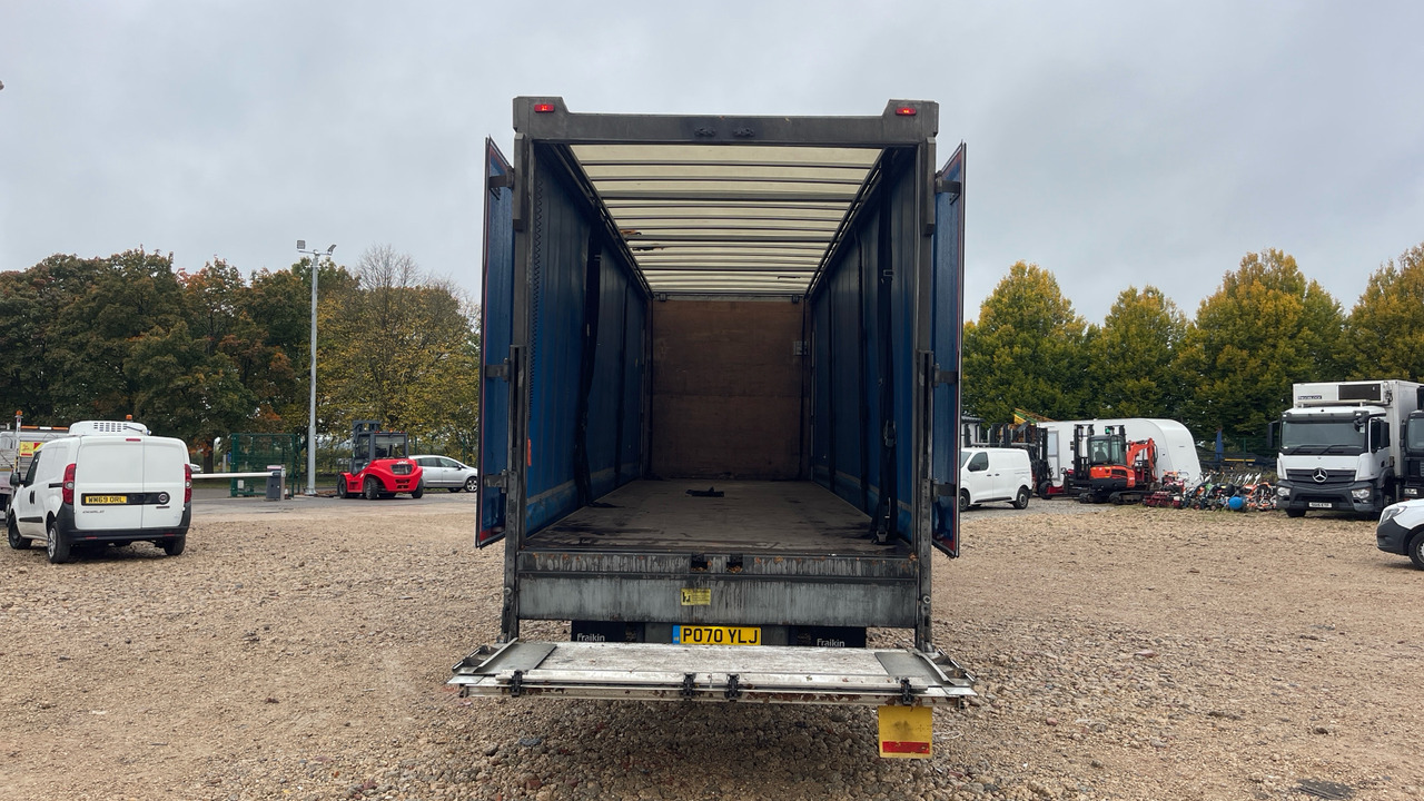 Curtainsider truck Mercedes-Benz Antos: picture 10