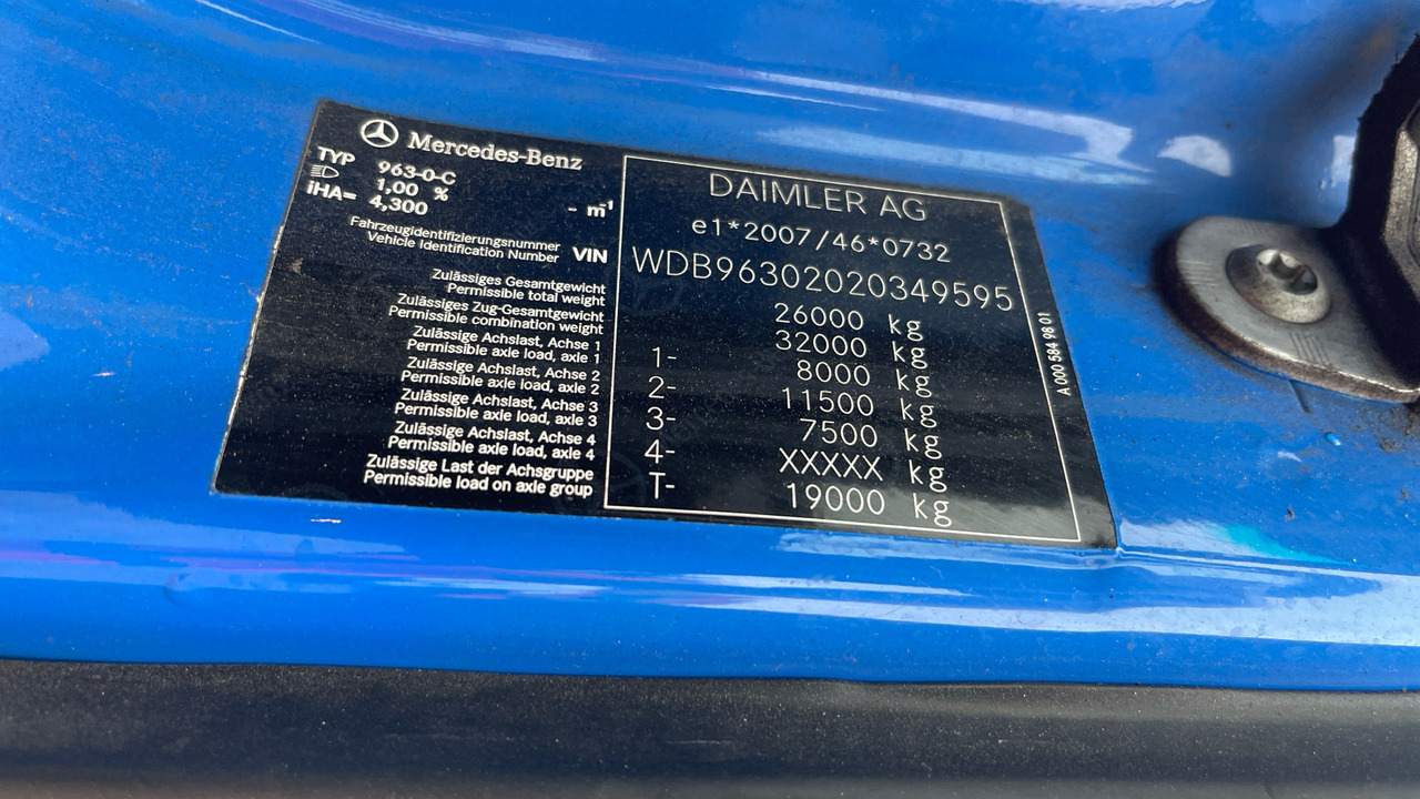 Curtainsider truck Mercedes-Benz Antos: picture 12