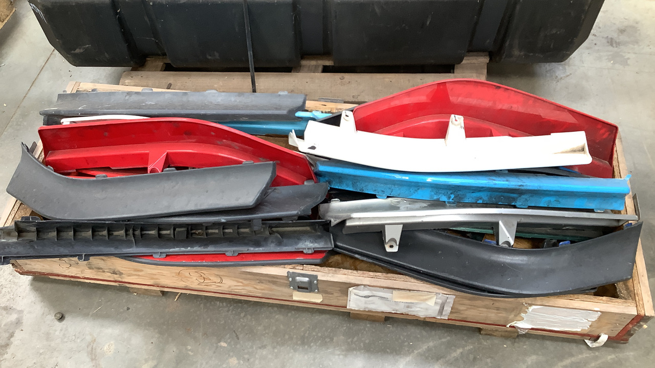 SMALL PALLET OF CAR PARTS - Construction equipment: picture 2 SMALL PALLET OF CAR PARTS - Construction equipment: picture 2