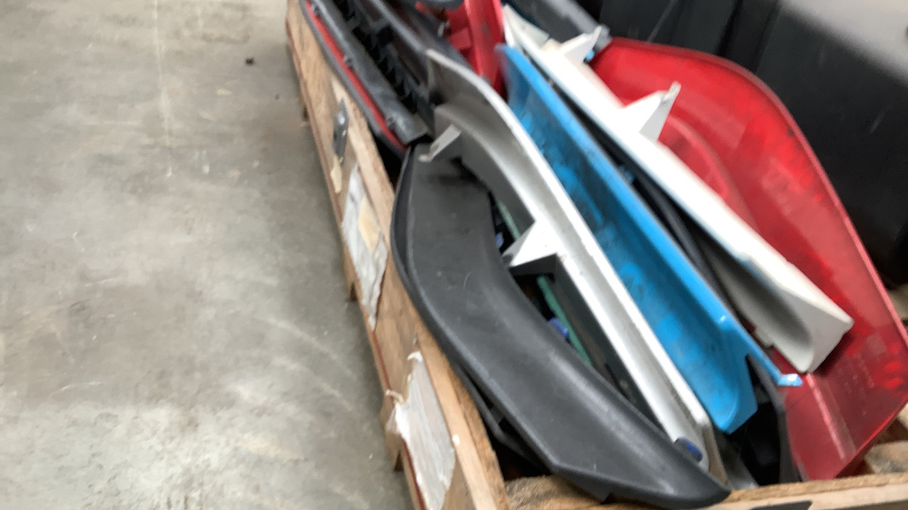 SMALL PALLET OF CAR PARTS - Construction equipment: picture 3 SMALL PALLET OF CAR PARTS - Construction equipment: picture 3