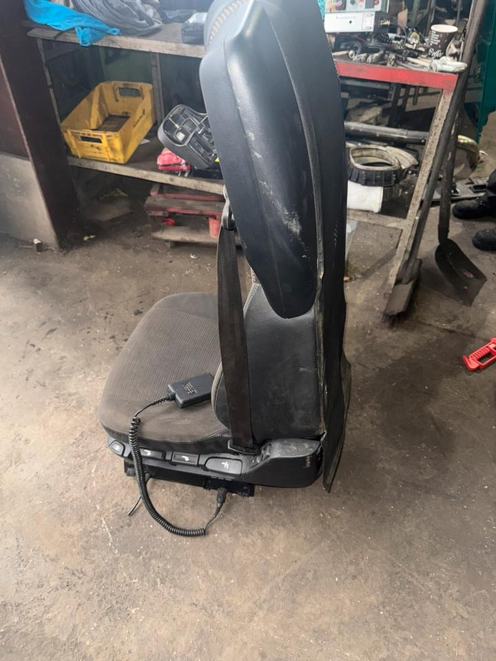 DAF XF 460 Euro 6 Fahrersitz mit Luft - Seat for Truck: picture 3 DAF XF 460 Euro 6 Fahrersitz mit Luft - Seat for Truck: picture 3