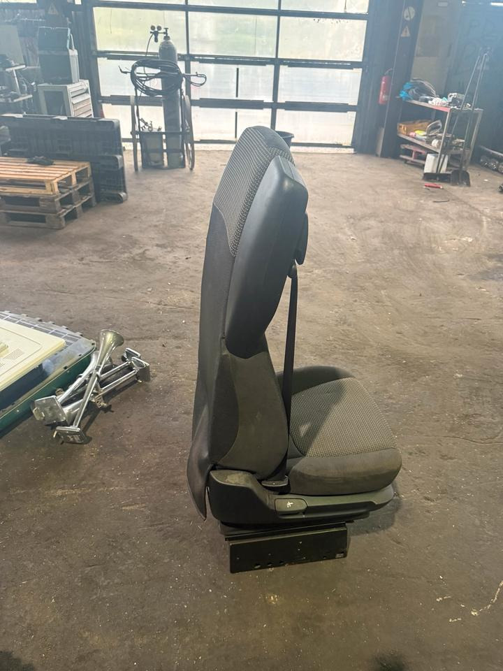 DAF XF 460 Euro6 Beifahrersitz - Seat for Truck: picture 3 DAF XF 460 Euro6 Beifahrersitz - Seat for Truck: picture 3