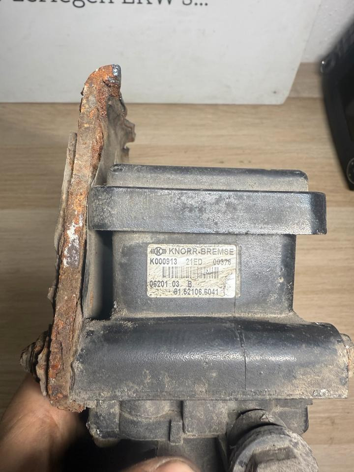 MAN KNORR-BREMSE EBS Ventil K000913 81.52106.6041 - Valve for Truck: picture 4 MAN KNORR-BREMSE EBS Ventil K000913 81.52106.6041 - Valve for Truck: picture 4