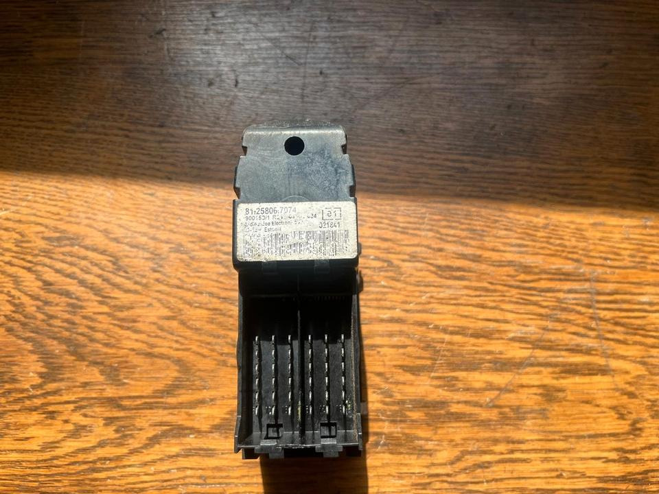 MAN Schalterleiste Fensterheber Schalter 81258067074 - Window and parts for Truck: picture 3 MAN Schalterleiste Fensterheber Schalter 81258067074 - Window and parts for Truck: picture 3