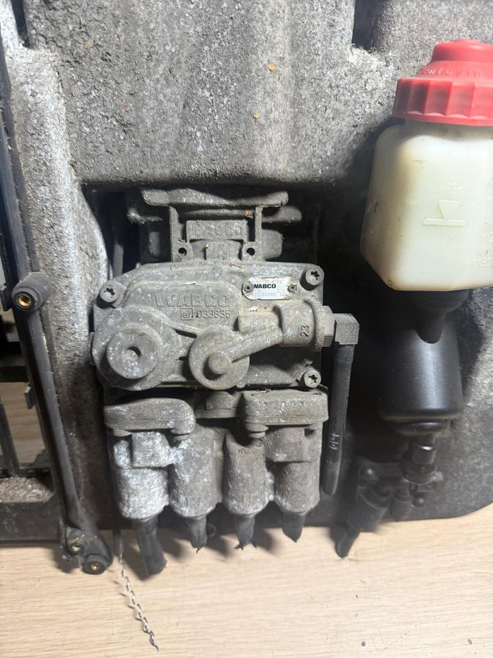 MAN WABCO Fußbremsventil 4800200090 - Brake parts for Truck: picture 2 MAN WABCO Fußbremsventil 4800200090 - Brake parts for Truck: picture 2