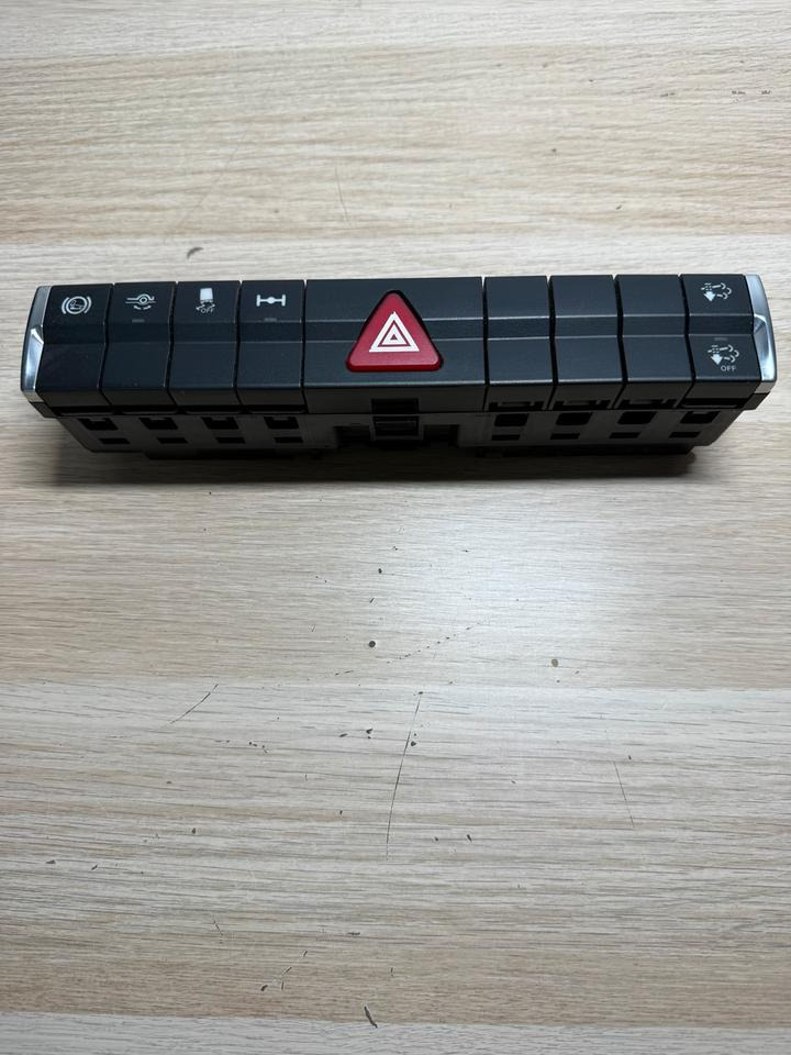 Mercedes Actros MP4 Warnblinkschalter Bedienungspanele - Cab and interior for Truck: picture 2 Mercedes Actros MP4 Warnblinkschalter Bedienungspanele - Cab and interior for Truck: picture 2