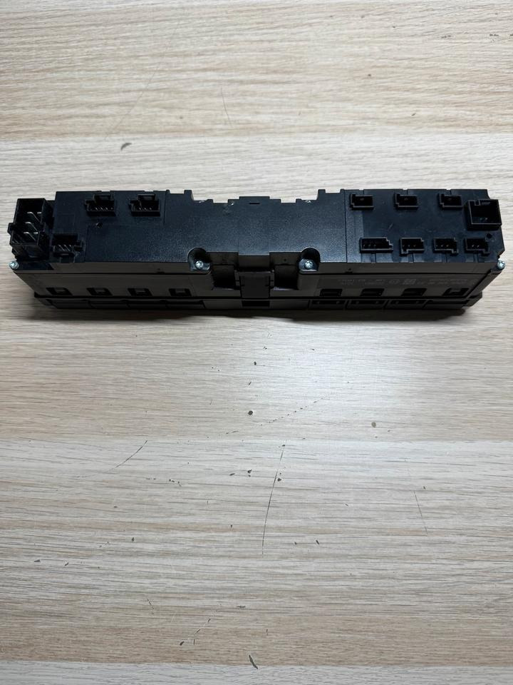 Mercedes Actros MP4 Warnblinkschalter Bedienungspanele - Cab and interior for Truck: picture 3 Mercedes Actros MP4 Warnblinkschalter Bedienungspanele - Cab and interior for Truck: picture 3