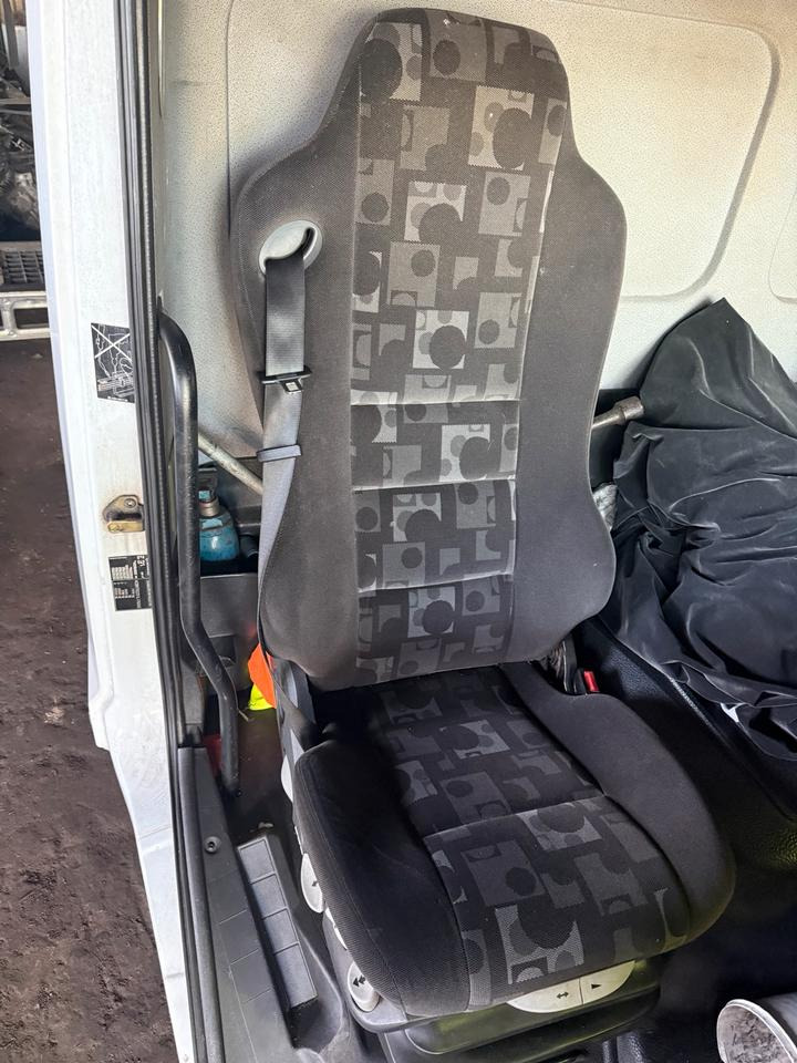 Mercedes Atego 3 Beifahrersitz mit Luft - Seat for Truck: picture 1 Mercedes Atego 3 Beifahrersitz mit Luft - Seat for Truck: picture 1