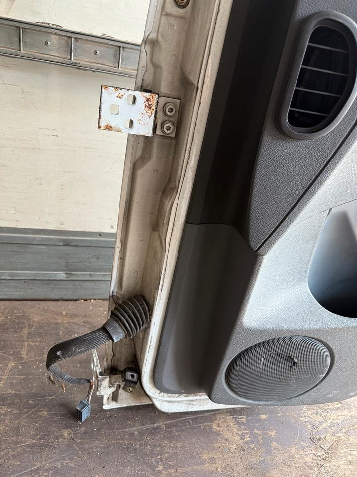 Mercedes Atego Beifahrertür Weiß Spiegel Innenverkleidung LN 75 - Door and parts for Truck: picture 4 Mercedes Atego Beifahrertür Weiß Spiegel Innenverkleidung LN 75 - Door and parts for Truck: picture 4