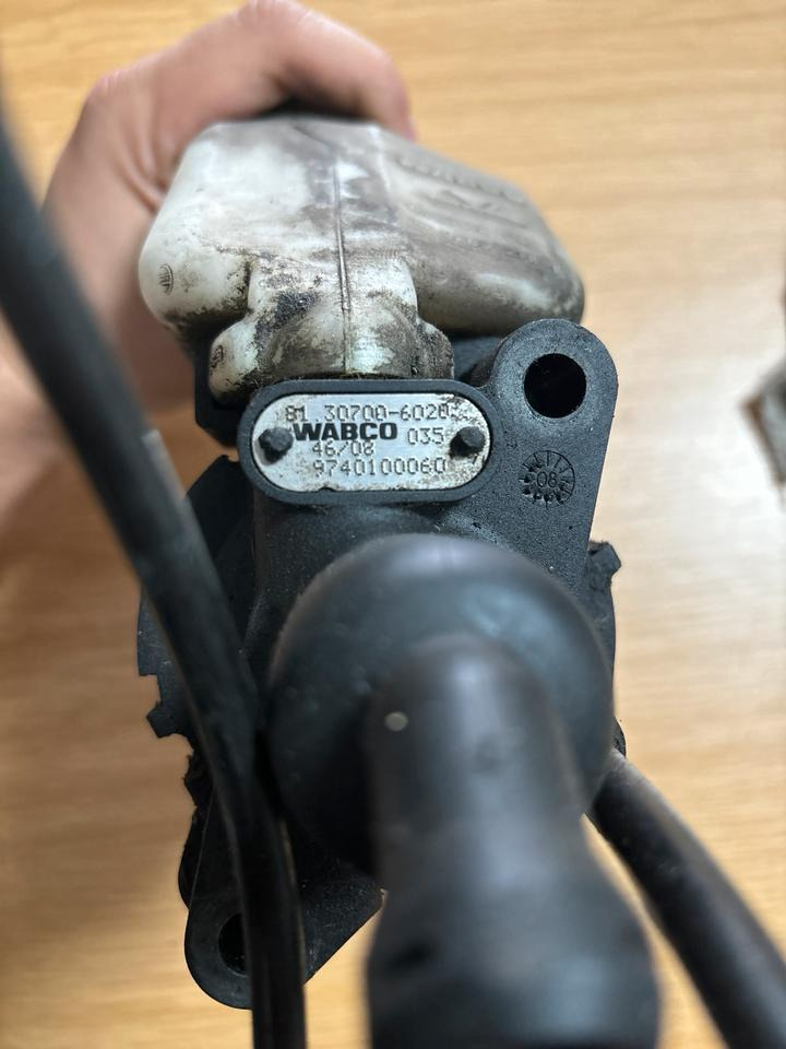 MAN WABCO Geberzylinder Kopplung 81.30700-6020 - Spare parts for Truck: picture 2 MAN WABCO Geberzylinder Kopplung 81.30700-6020 - Spare parts for Truck: picture 2