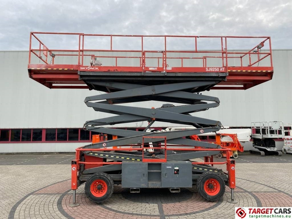 SkyJack SJ9250 RT Diesel 4x4 Scissor Work Lift 1720cm - Scissor lift: picture 5 SkyJack SJ9250 RT Diesel 4x4 Scissor Work Lift 1720cm - Scissor lift: picture 5