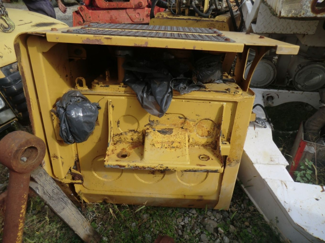 Caterpillar 735 Serbatotio olio idraulico, completo di porta batterie, quadro elettrico. - Hydraulic tank for Construction machinery: picture 2 Caterpillar 735 Serbatotio olio idraulico, completo di porta batterie, quadro elettrico. - Hydraulic tank for Construction machinery: picture 2