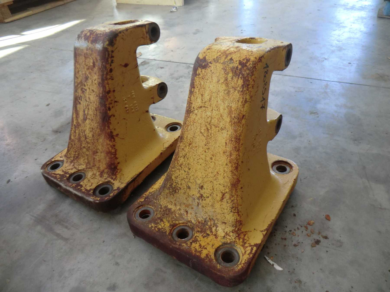 Caterpillar 735 Supporto barra equilibratrice centrale e posteriore - Body and exterior for Construction machinery: picture 3 Caterpillar 735 Supporto barra equilibratrice centrale e posteriore - Body and exterior for Construction machinery: picture 3