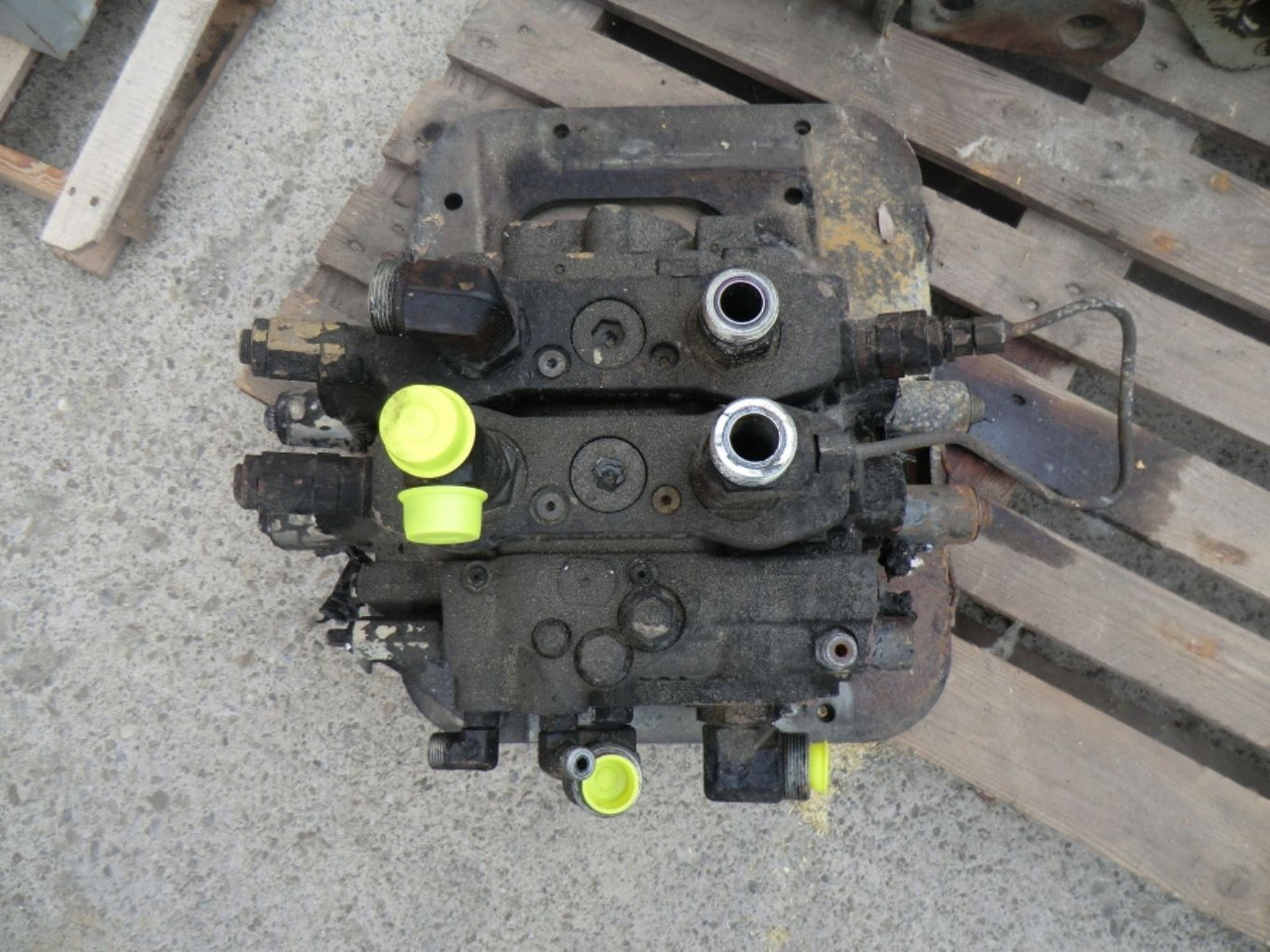 Caterpillar 963D DISTRIBUTORE - Hydraulic valve for Construction machinery: picture 1 Caterpillar 963D DISTRIBUTORE - Hydraulic valve for Construction machinery: picture 1
