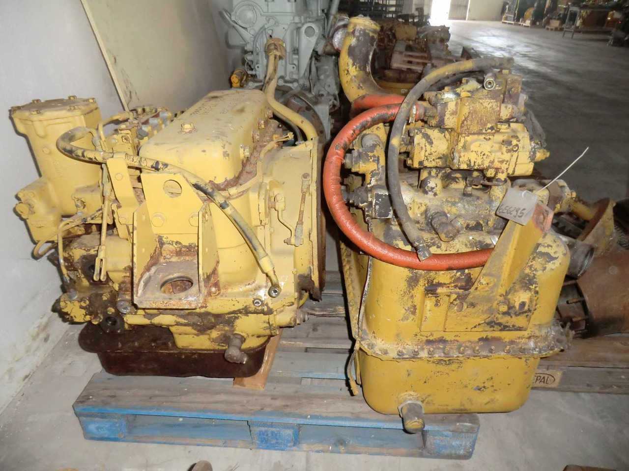 Caterpillar 966F II SERBATOIO - Body and exterior for Construction machinery: picture 4 Caterpillar 966F II SERBATOIO - Body and exterior for Construction machinery: picture 4