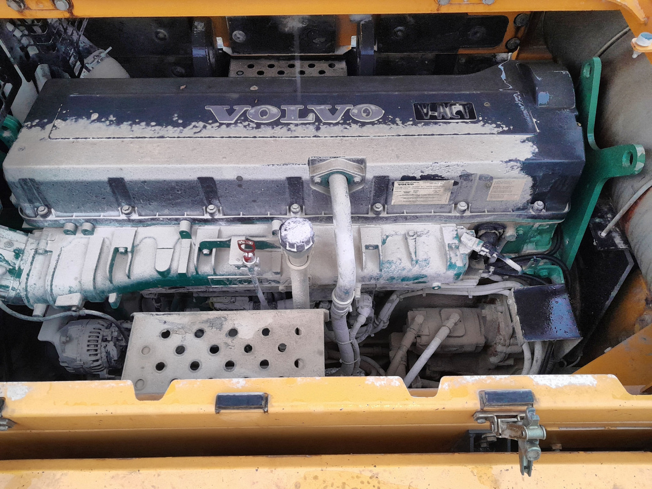 Crawler excavator VOLVO EC700B LC: picture 12