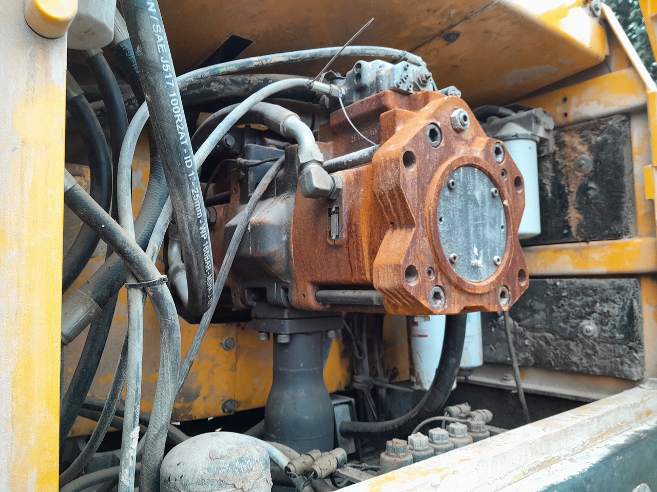 Crawler excavator VOLVO EC700B LC: picture 10