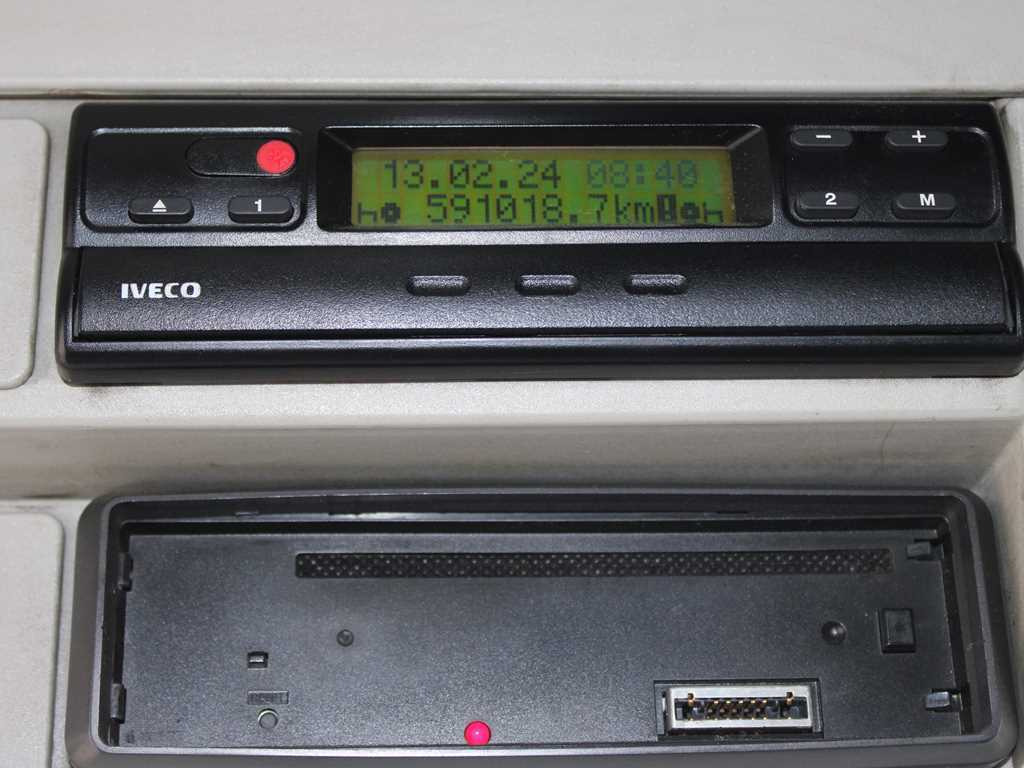 Box truck Iveco EUROCARGO ML75E17, HYDRAULIC FRONT, SLEEPING BODY: picture 13