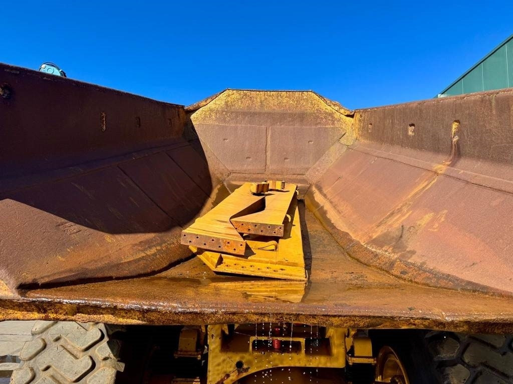 Articulated dumper CAT 740: picture 17