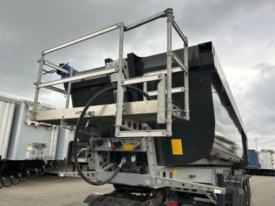 Schmitz Kippmulde 24m³, Stahl-light Chassis, Liftachse, Rollplane - Tipper semi-trailer: picture 3 Schmitz Kippmulde 24m³, Stahl-light Chassis, Liftachse, Rollplane - Tipper semi-trailer: picture 3