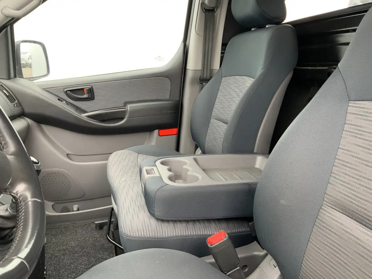 Hyundai H 300 2.5 CRDi Dynamic Airco Cruise 3 Zits Trekhaak 2300 - Panel van: picture 4 Hyundai H 300 2.5 CRDi Dynamic Airco Cruise 3 Zits Trekhaak 2300 - Panel van: picture 4