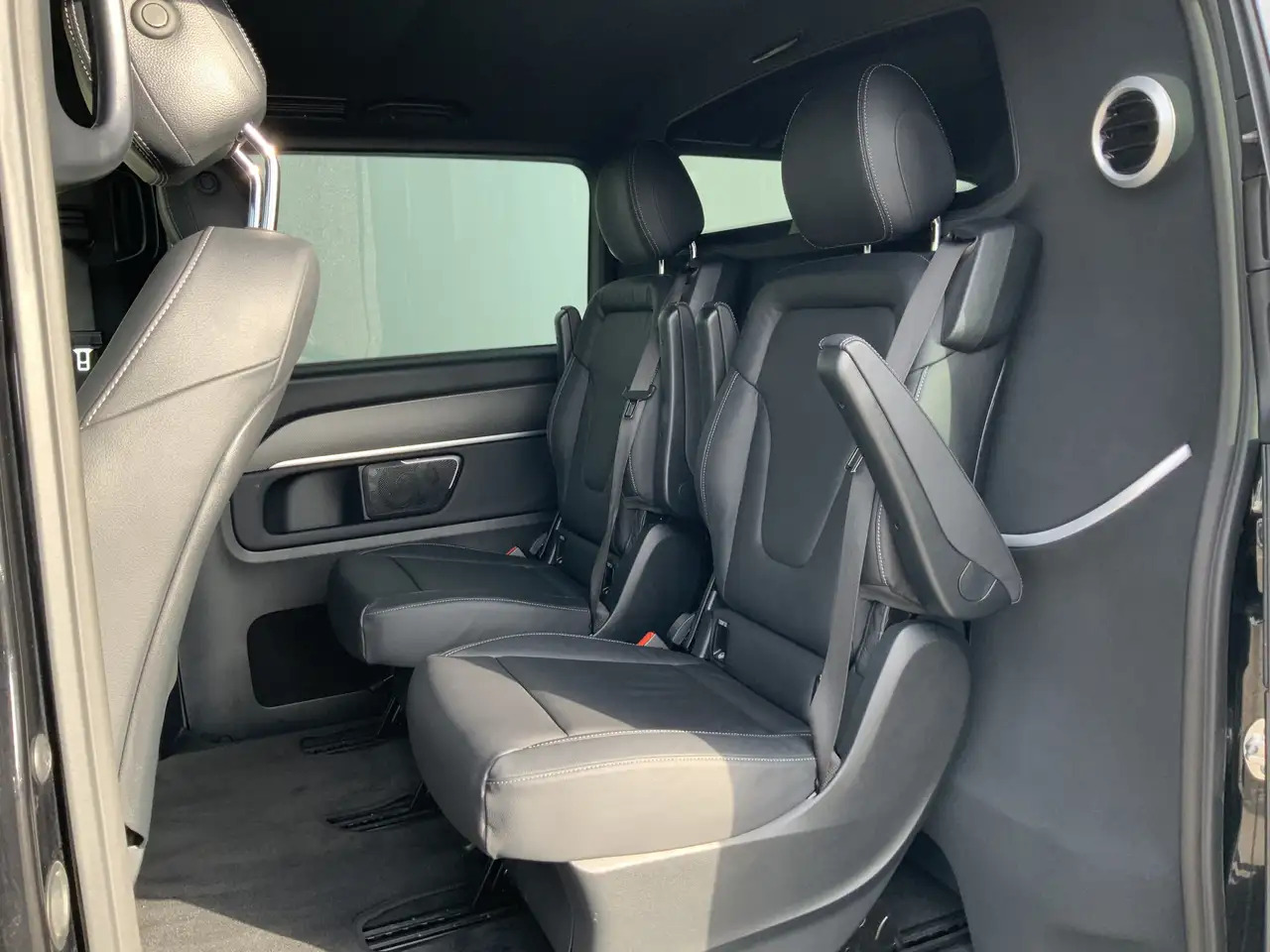 Mercedes-Benz V 300 300d Extra Lang Dub Cab Autom. Avantgarde Edition - Combi van: picture 3 Mercedes-Benz V 300 300d Extra Lang Dub Cab Autom. Avantgarde Edition - Combi van: picture 3