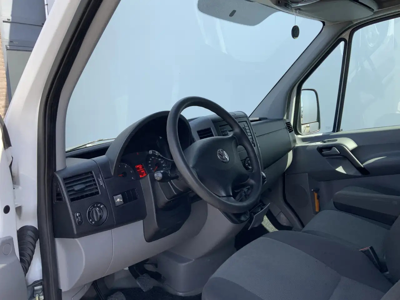 Volkswagen Crafter 35 2.0 TDI L1H1 Airco Cruise 3 Zits Trekhaak 2000 - Panel van: picture 5 Volkswagen Crafter 35 2.0 TDI L1H1 Airco Cruise 3 Zits Trekhaak 2000 - Panel van: picture 5