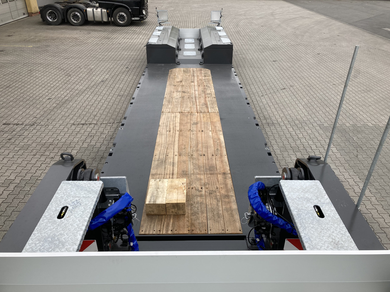 MAX Trailer 3-Achs-Tiefbett mit Pendelachsen - Low loader semi-trailer: picture 5 MAX Trailer 3-Achs-Tiefbett mit Pendelachsen - Low loader semi-trailer: picture 5
