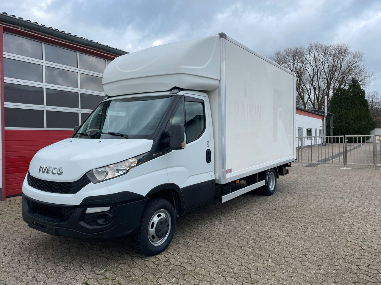 Iveco Daily Koffer 4.2m Ladebordwand Dhollandia Klima - Box van: picture 1 Iveco Daily Koffer 4.2m Ladebordwand Dhollandia Klima - Box van: picture 1