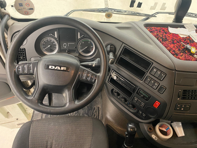 Interior photo 2: Curtainsider truck DAF XF 460 Super Space Cab