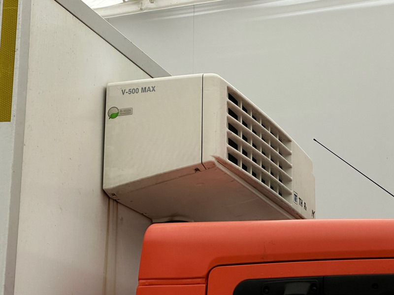 Refrigerator truck Renault D12.210: picture 11