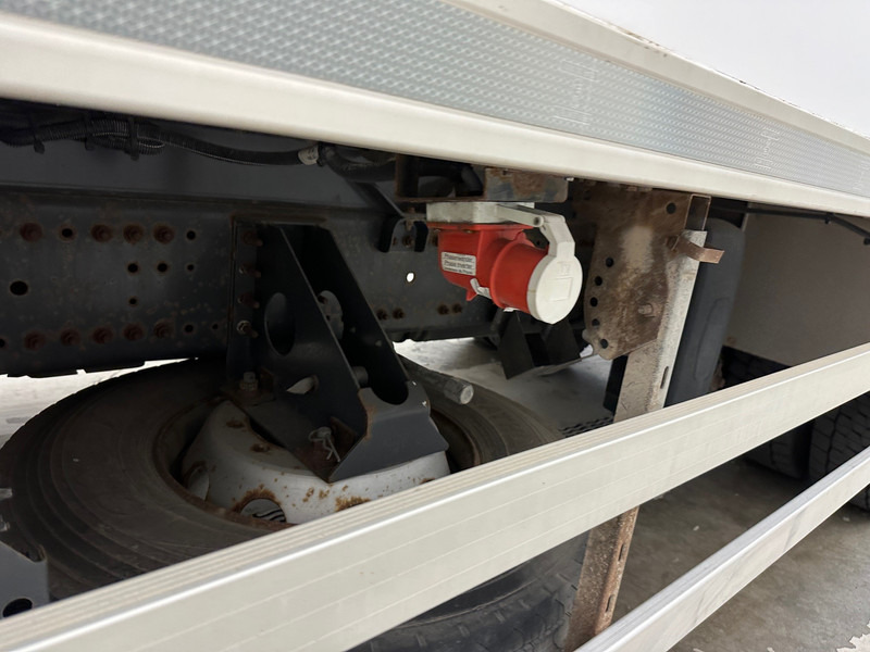 Refrigerator truck Renault Premium 380 DXi: picture 11 Refrigerator truck Renault Premium 380 DXi: picture 11