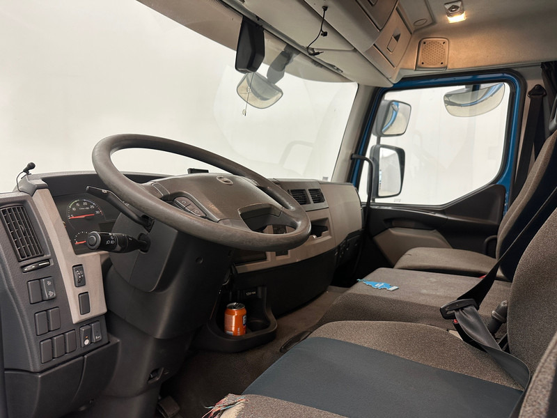 Curtainsider truck Volvo FE 320: picture 9