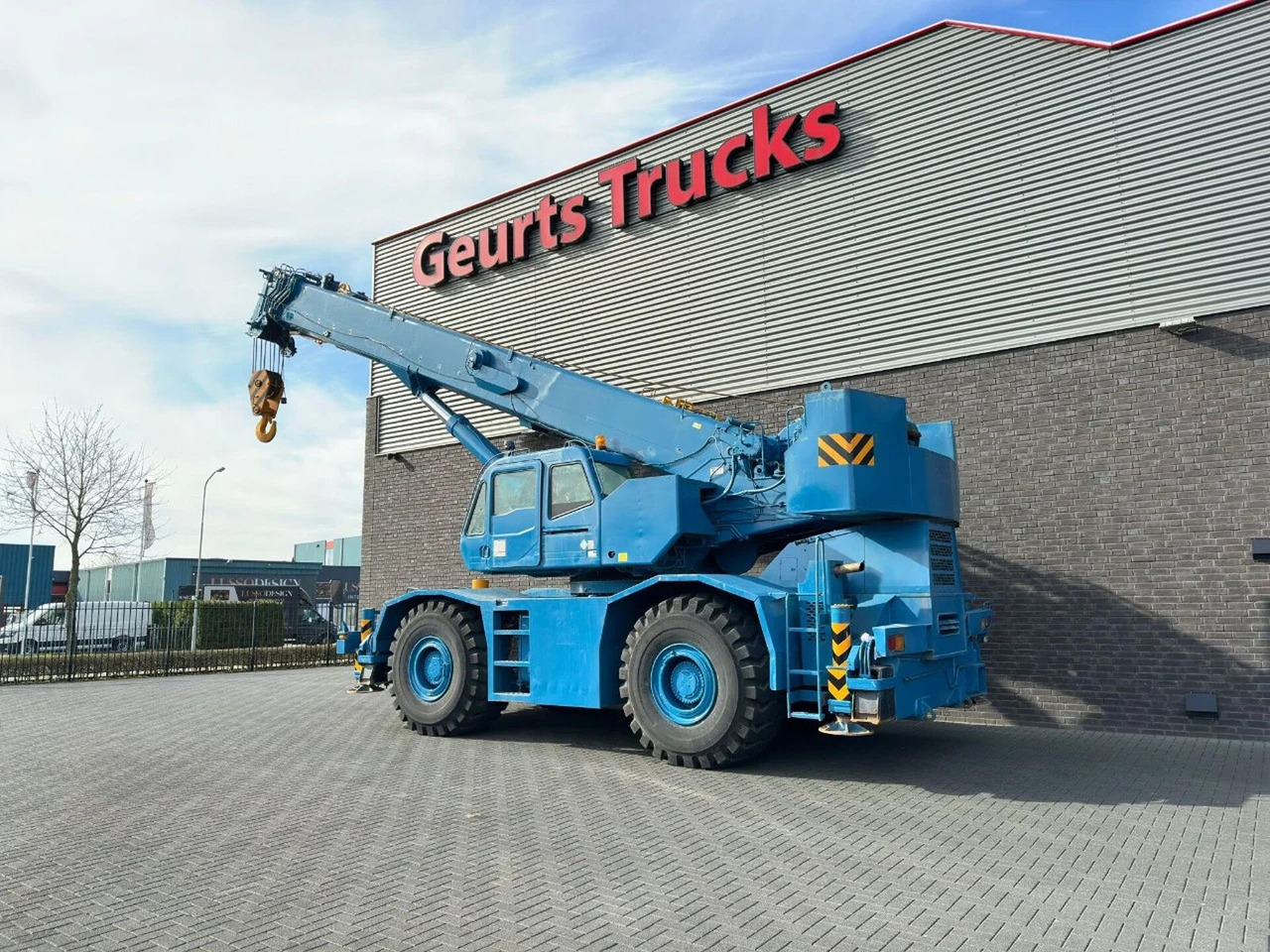 Tadano GR-700E-1-00211 + JIB ROUGH TERRAIN CRANE - Tower crane: picture 3 Tadano GR-700E-1-00211 + JIB ROUGH TERRAIN CRANE - Tower crane: picture 3