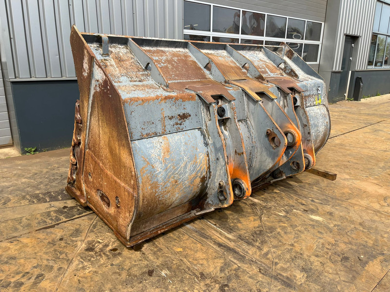 Doosan Bucket DL420-3 4500 l - Bucket: picture 1 Doosan Bucket DL420-3 4500 l - Bucket: picture 1