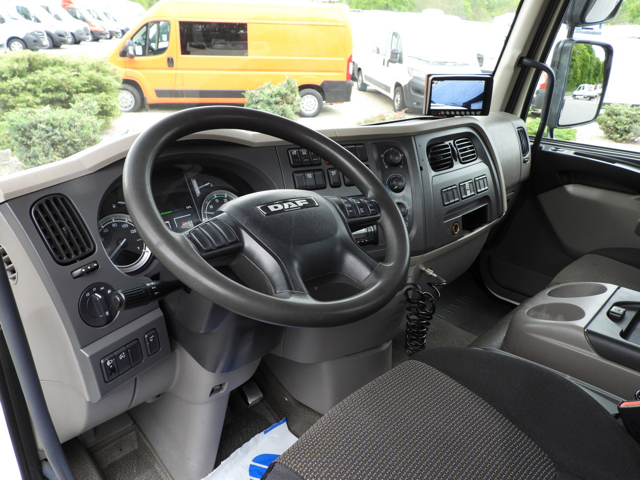 DAF LF 180 THREE-WAY TIPPER CRUISE CONTROL LED LIGHTS AUTOMATIC TRANSMISSION TWIN WHEELS AIR CONDITIONING 180HP - Tipper: picture 2 DAF LF 180 THREE-WAY TIPPER CRUISE CONTROL LED LIGHTS AUTOMATIC TRANSMISSION TWIN WHEELS AIR CONDITIONING 180HP - Tipper: picture 2