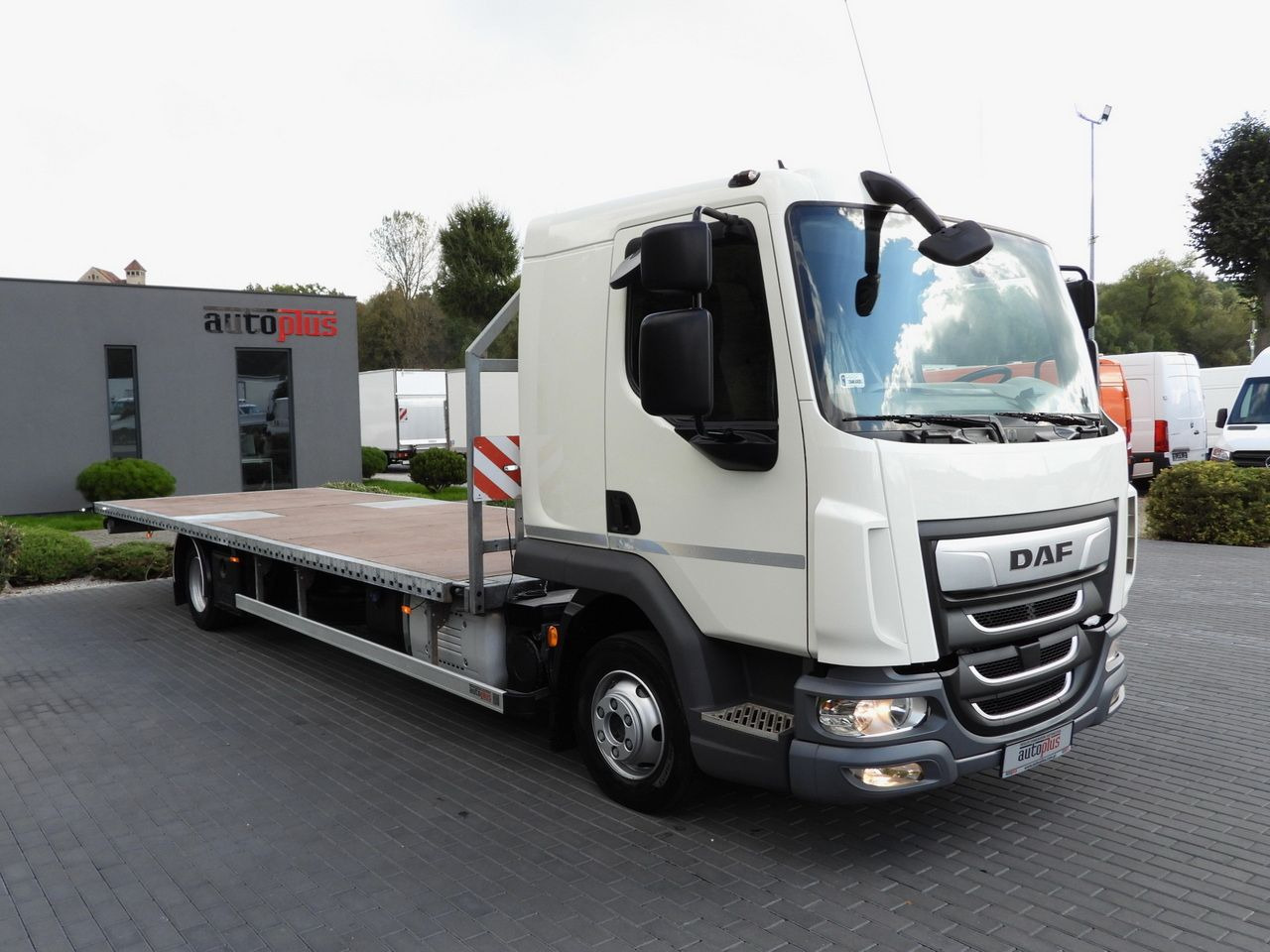 DAF LF 230 CONTAINER CARRIER PLATFORM + TRAILER WEBASTO CRUISE CONTROL LED LIGHTS PNEUMATICS AUTOMATIC TRANSMISSION TWIN WHEELS AIR CONDITIONING 230HP - Container transporter/ Swap body truck: picture 4 DAF LF 230 CONTAINER CARRIER PLATFORM + TRAILER WEBASTO CRUISE CONTROL LED LIGHTS PNEUMATICS AUTOMATIC TRANSMISSION TWIN WHEELS AIR CONDITIONING 230HP - Container transporter/ Swap body truck: picture 4