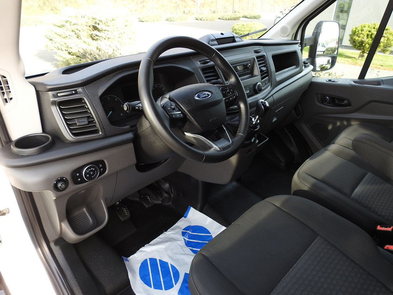 FORD TRANSIT BOX LIFT 8 PALLETS CRUISE CONTROL AIR CONDITIONING 130HP - Box van: picture 2 FORD TRANSIT BOX LIFT 8 PALLETS CRUISE CONTROL AIR CONDITIONING 130HP - Box van: picture 2