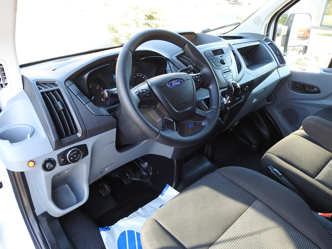 FORD TRANSIT BOX LIFT 8 PALLETS TWIN WHEELS AIR CONDITIONING 130HP - Box van: picture 2 FORD TRANSIT BOX LIFT 8 PALLETS TWIN WHEELS AIR CONDITIONING 130HP - Box van: picture 2