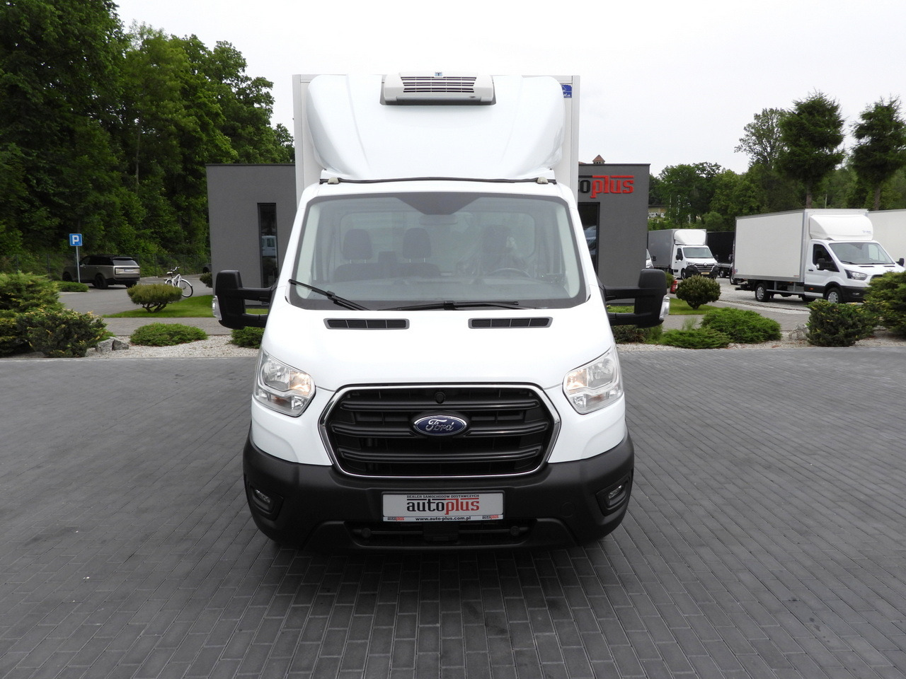 FORD TRANSIT BOX / REFRIGERATOR BOX 5*C / CRUISE CONTROL LED LIGHTS TWIN WHEELS AIR CONDITIONING 130HP - Box van: picture 5 FORD TRANSIT BOX / REFRIGERATOR BOX 5*C / CRUISE CONTROL LED LIGHTS TWIN WHEELS AIR CONDITIONING 130HP - Box van: picture 5