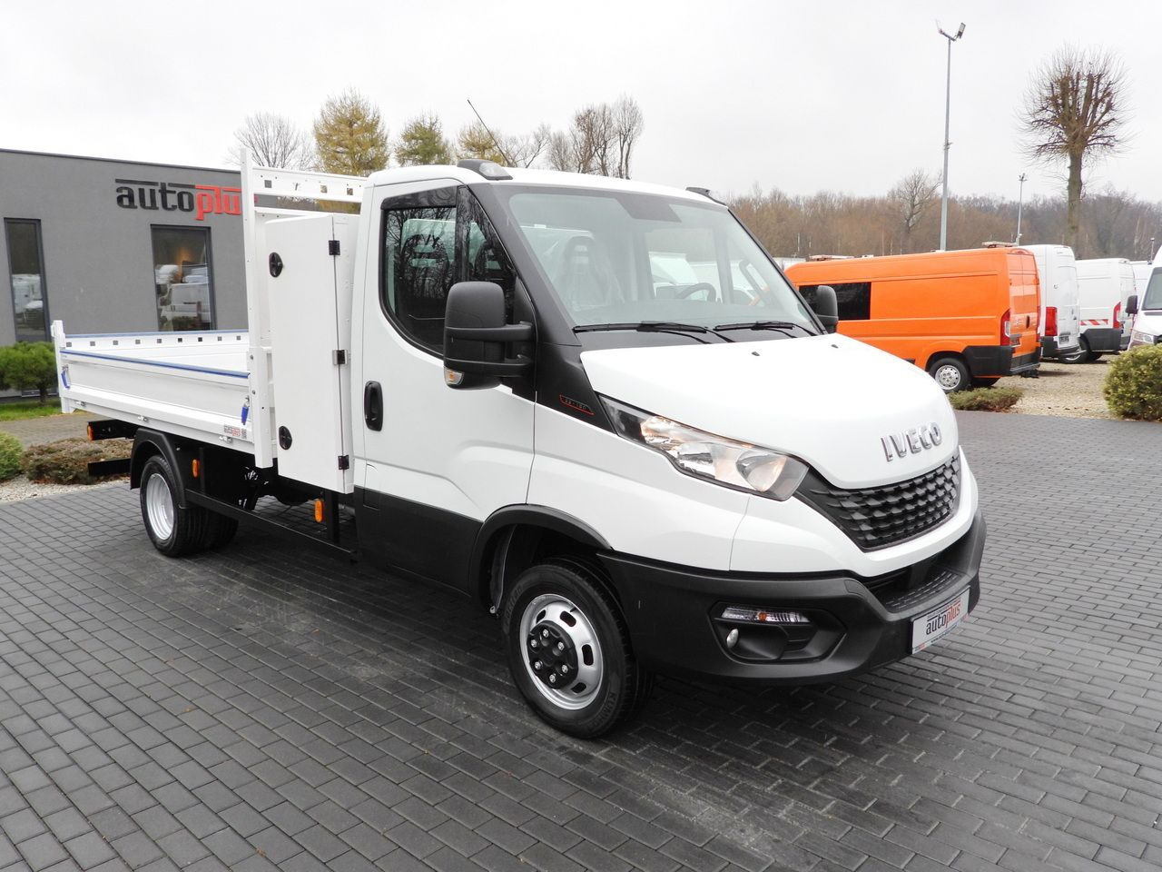 IVECO DAILY 35C16 TIPPER CRUISE CONTROL TWIN WHEELS AIR CONDITIONING 160HP - Tipper van: picture 4 IVECO DAILY 35C16 TIPPER CRUISE CONTROL TWIN WHEELS AIR CONDITIONING 160HP - Tipper van: picture 4