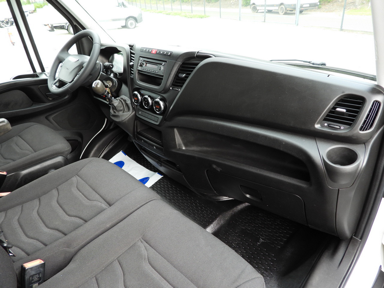 Combi van IVECO DAILY 35C17 STAKE BODY DOUBLE CABIN DOKA 7 SEATS CRUISE CONTROL TWIN WHEELS AIR CONDITIONING  170HP: picture 36 Combi van IVECO DAILY 35C17 STAKE BODY DOUBLE CABIN DOKA 7 SEATS CRUISE CONTROL TWIN WHEELS AIR CONDITIONING  170HP: picture 36
