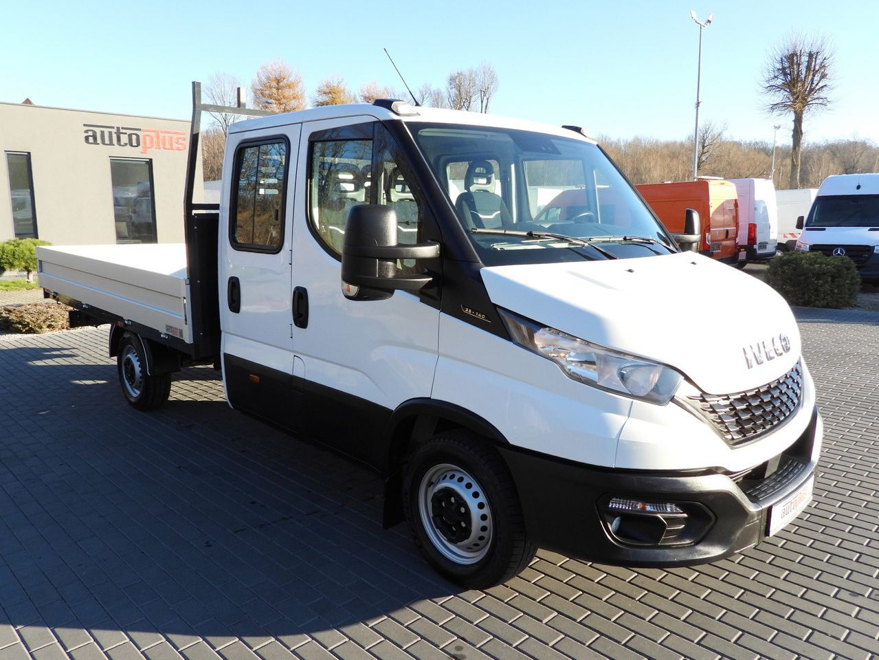 IVECO DAILY 35S14 STAKE BODY DOUBLE CABIN DOKA 7 SEATS CRUISE CONTROL AIR CONDITIONING 140HP - Combi van: picture 4 IVECO DAILY 35S14 STAKE BODY DOUBLE CABIN DOKA 7 SEATS CRUISE CONTROL AIR CONDITIONING 140HP - Combi van: picture 4