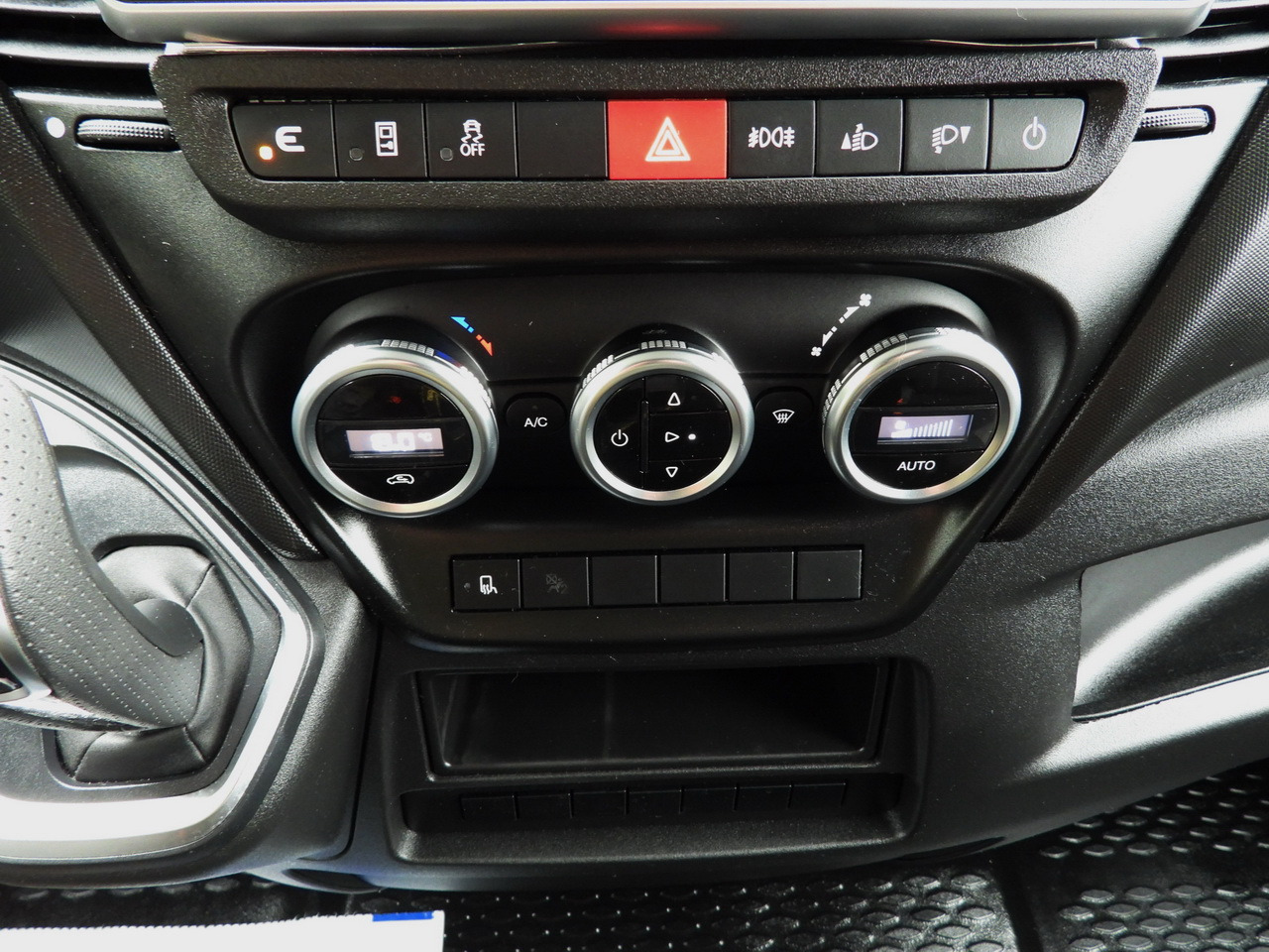 Box van IVECO DAILY 35S18 BOX HI-MATIC LIFT 8 PALLETS CRUISE CONTROL NAVIGATION LED LIGHTS PNEUMATICS AUTOMATIC TRANSMISSION HI-MATIC AIR CONDITIONING  180HP: picture 45 Box van IVECO DAILY 35S18 BOX HI-MATIC LIFT 8 PALLETS CRUISE CONTROL NAVIGATION LED LIGHTS PNEUMATICS AUTOMATIC TRANSMISSION HI-MATIC AIR CONDITIONING  180HP: picture 45