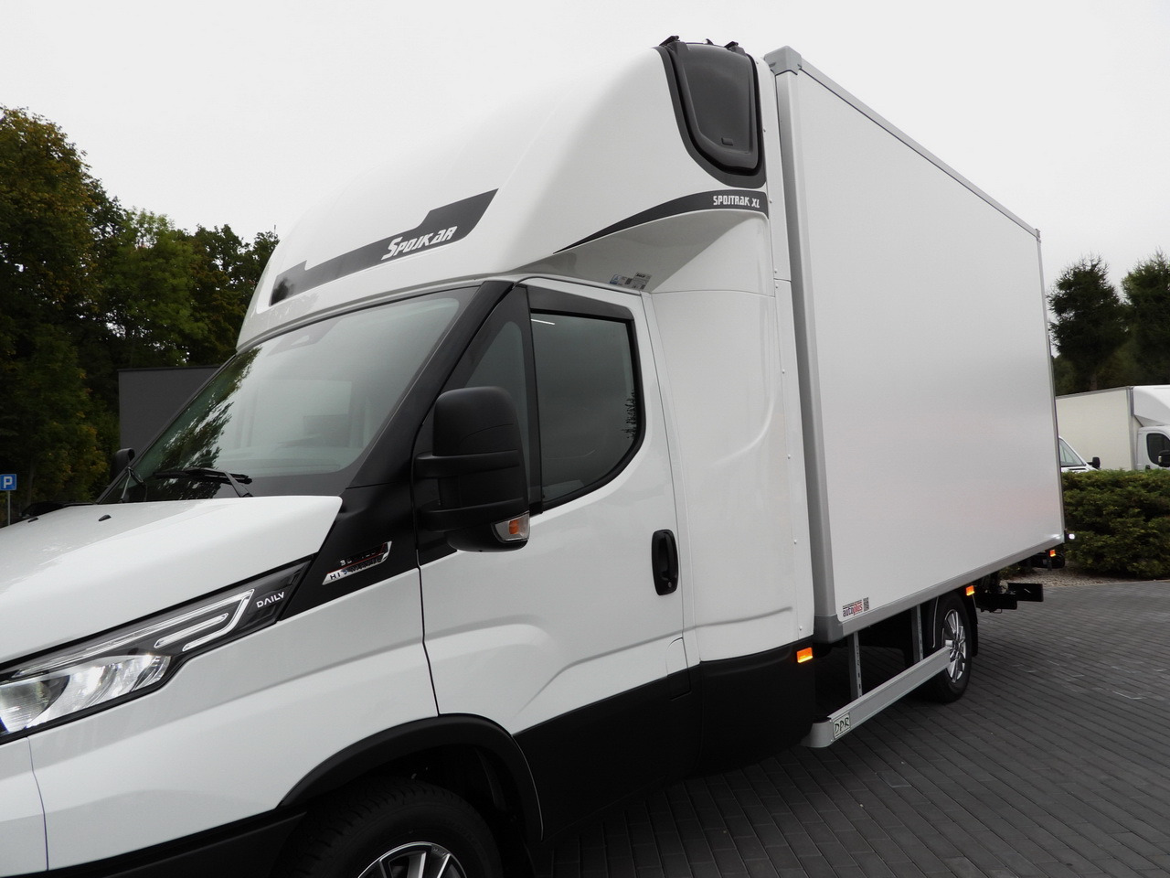 Box van IVECO DAILY 35S18 BOX HI-MATIC LIFT 8 PALLETS CRUISE CONTROL NAVIGATION LED LIGHTS PNEUMATICS AUTOMATIC TRANSMISSION HI-MATIC AIR CONDITIONING  180HP: picture 22 Box van IVECO DAILY 35S18 BOX HI-MATIC LIFT 8 PALLETS CRUISE CONTROL NAVIGATION LED LIGHTS PNEUMATICS AUTOMATIC TRANSMISSION HI-MATIC AIR CONDITIONING  180HP: picture 22