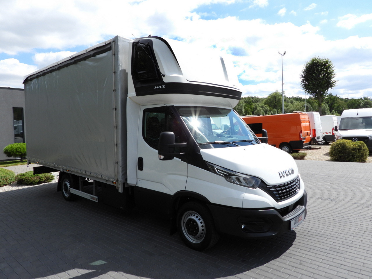IVECO DAILY 35S18 TARPAULIN 10 PALLETS WEBASTO CRUISE CONTROL NAVIGATION LED LIGHTS AIR CONDITIONING 180HP - Curtain side van: picture 4 IVECO DAILY 35S18 TARPAULIN 10 PALLETS WEBASTO CRUISE CONTROL NAVIGATION LED LIGHTS AIR CONDITIONING 180HP - Curtain side van: picture 4