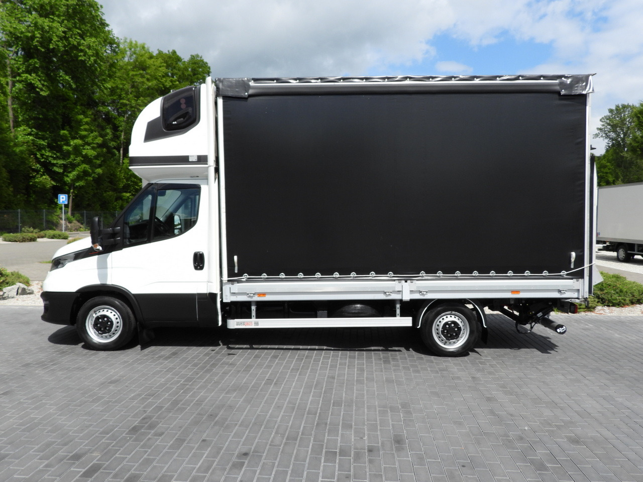 Lease a IVECO DAILY 35S18 TARPAULIN LIFT 8 PALLETS WEBASTO CRUISE CONTROL AIR CONDITIONING 180HP IVECO DAILY 35S18 TARPAULIN LIFT 8 PALLETS WEBASTO CRUISE CONTROL AIR CONDITIONING 180HP: picture 9 Lease a IVECO DAILY 35S18 TARPAULIN LIFT 8 PALLETS WEBASTO CRUISE CONTROL AIR CONDITIONING 180HP IVECO DAILY 35S18 TARPAULIN LIFT 8 PALLETS WEBASTO CRUISE CONTROL AIR CONDITIONING 180HP: picture 9