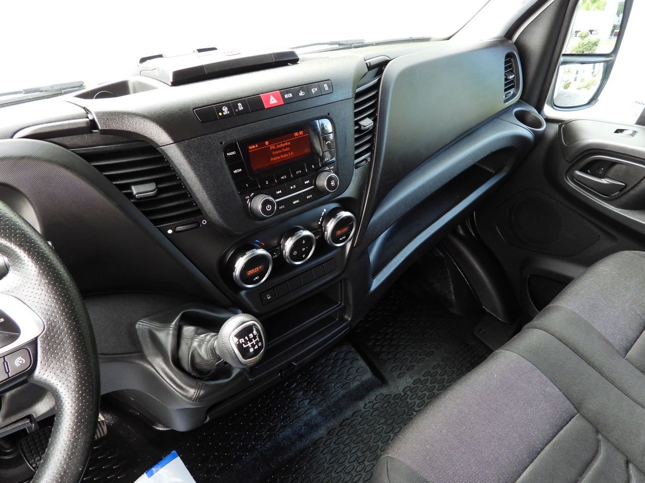 Lease a IVECO DAILY 35S18 TARPAULIN LIFT 8 PALLETS WEBASTO CRUISE CONTROL AIR CONDITIONING 180HP IVECO DAILY 35S18 TARPAULIN LIFT 8 PALLETS WEBASTO CRUISE CONTROL AIR CONDITIONING 180HP: picture 39 Lease a IVECO DAILY 35S18 TARPAULIN LIFT 8 PALLETS WEBASTO CRUISE CONTROL AIR CONDITIONING 180HP IVECO DAILY 35S18 TARPAULIN LIFT 8 PALLETS WEBASTO CRUISE CONTROL AIR CONDITIONING 180HP: picture 39