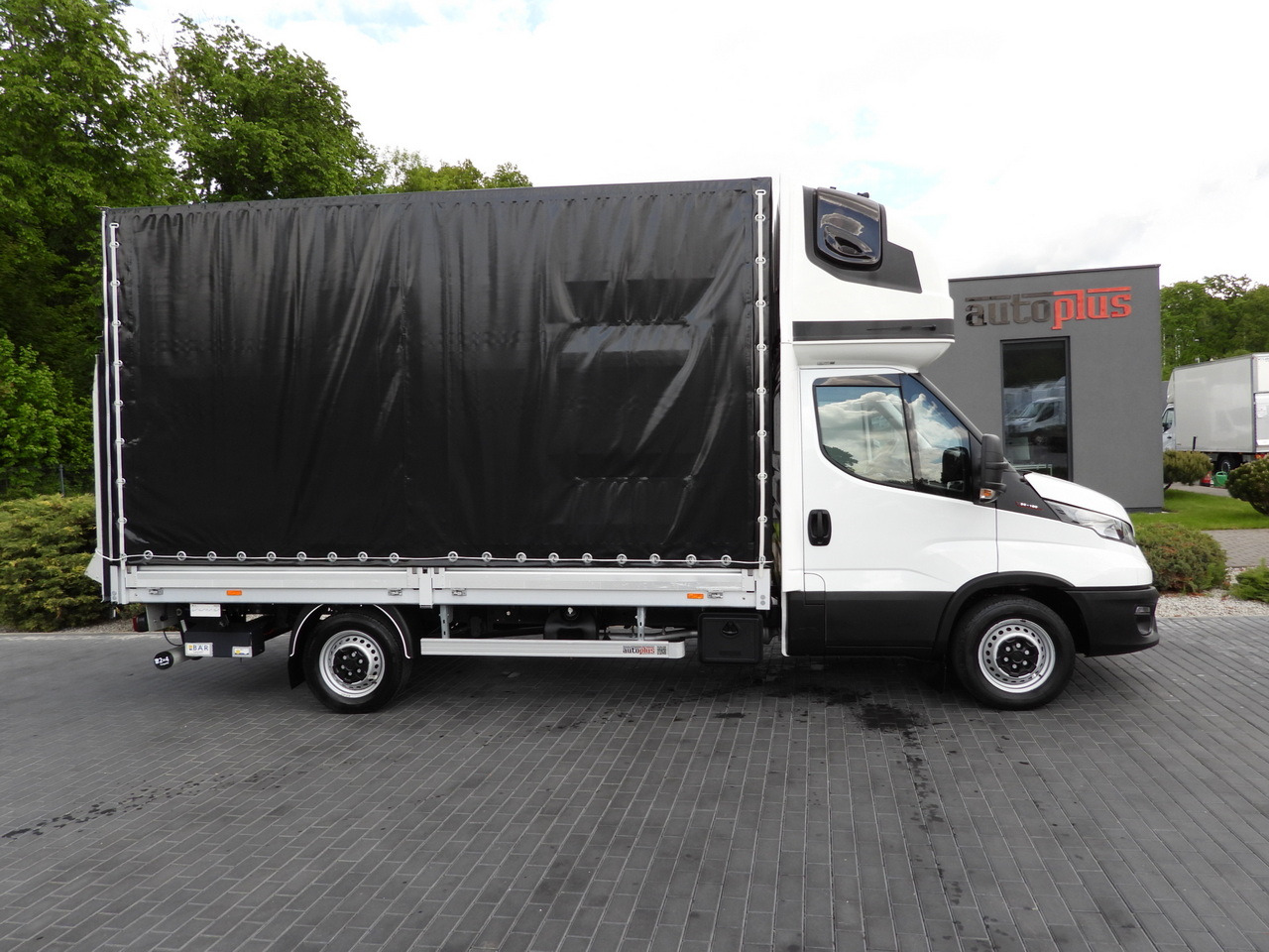 Lease a IVECO DAILY 35S18 TARPAULIN LIFT 8 PALLETS WEBASTO CRUISE CONTROL AIR CONDITIONING 180HP IVECO DAILY 35S18 TARPAULIN LIFT 8 PALLETS WEBASTO CRUISE CONTROL AIR CONDITIONING 180HP: picture 7 Lease a IVECO DAILY 35S18 TARPAULIN LIFT 8 PALLETS WEBASTO CRUISE CONTROL AIR CONDITIONING 180HP IVECO DAILY 35S18 TARPAULIN LIFT 8 PALLETS WEBASTO CRUISE CONTROL AIR CONDITIONING 180HP: picture 7